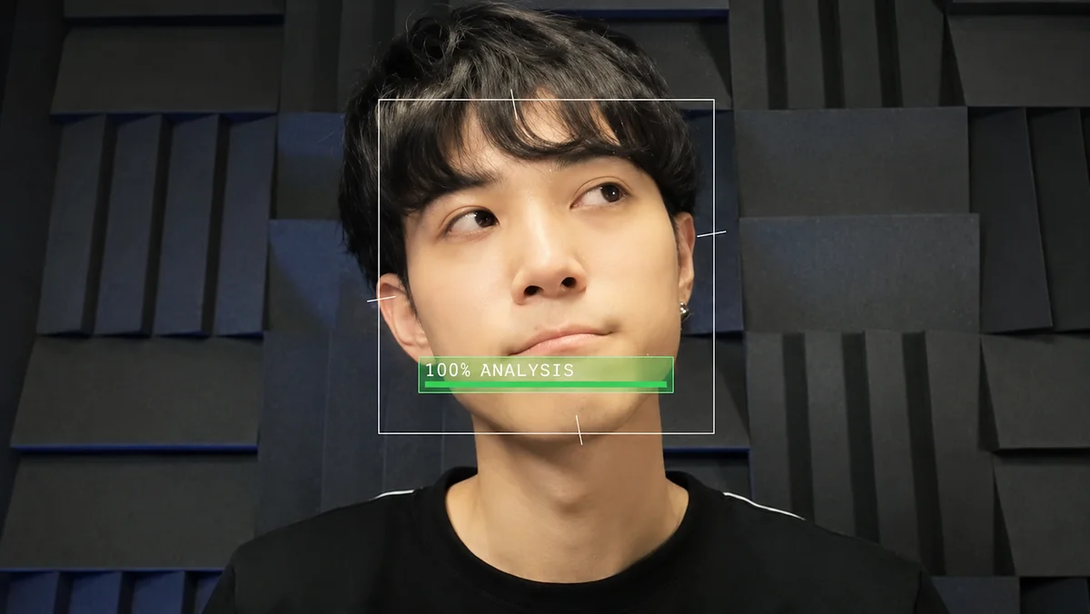 カメラ映像から学習者の表情を検知し、会話のターンを制御している画面